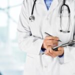 immagine di un dottore con cartella clinica in mano